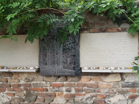 Linnakukkulalla 1461 – 1686 olleen Budan synagogan muistomerkki.